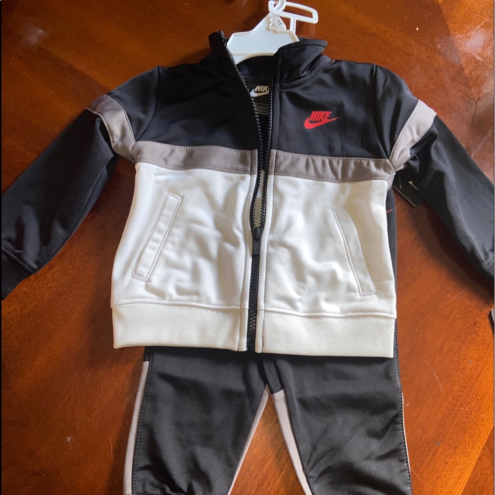 Nike toddler tracksuit. NWT 18mth.